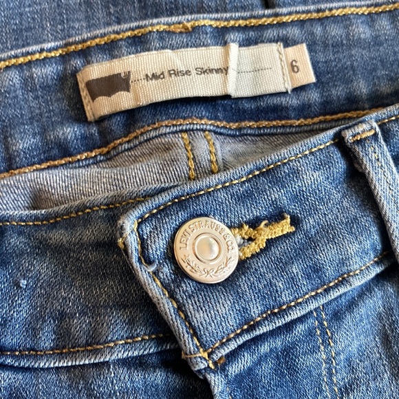 Levi’s mid rise skinny jeans with raw edge cuffs in size 6/26. - Picture 5 of 11